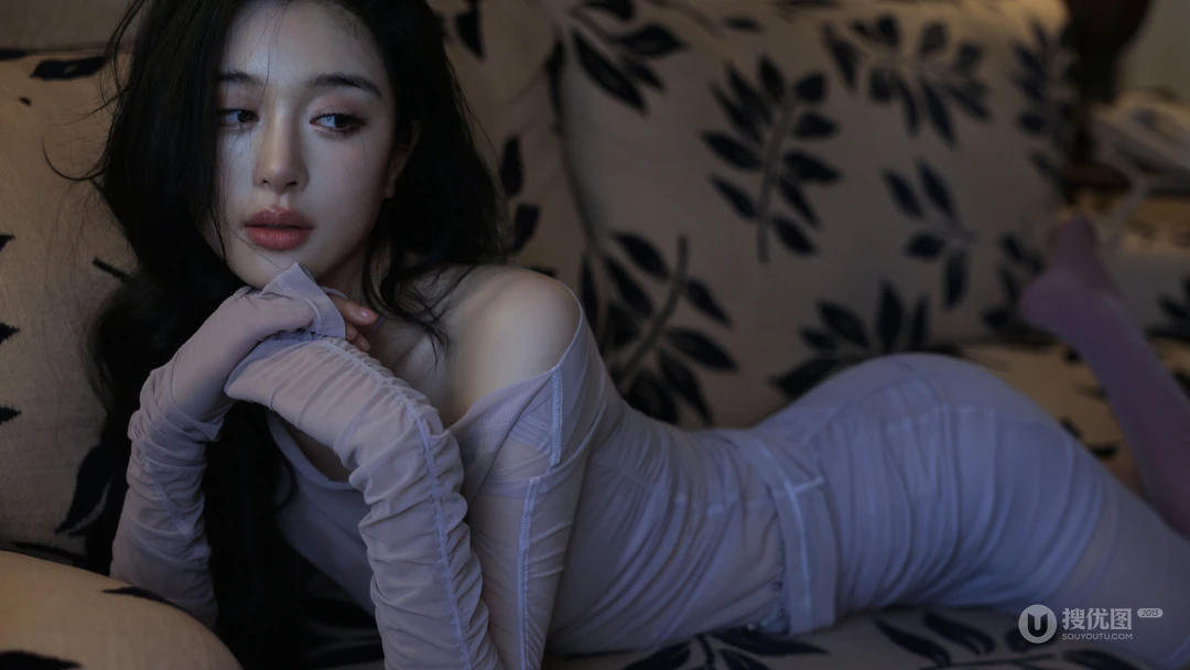 性感优雅气质长发美女小姐姐紫裙加丝袜穿搭私房沙发写真壁纸套图
