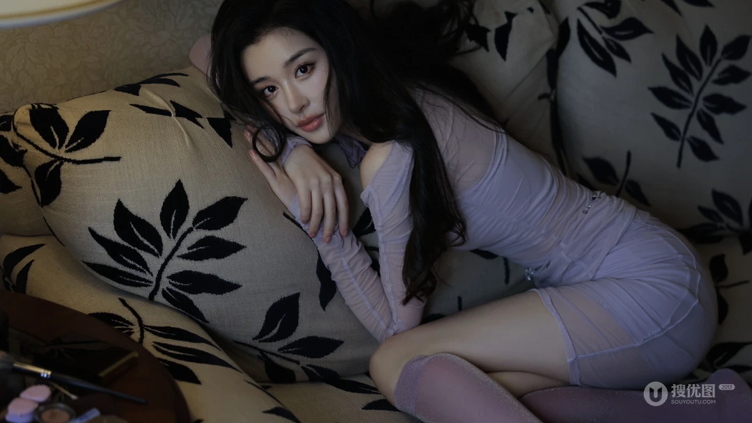 性感优雅气质长发美女小姐姐紫裙加丝袜穿搭私房沙发写真壁纸套图