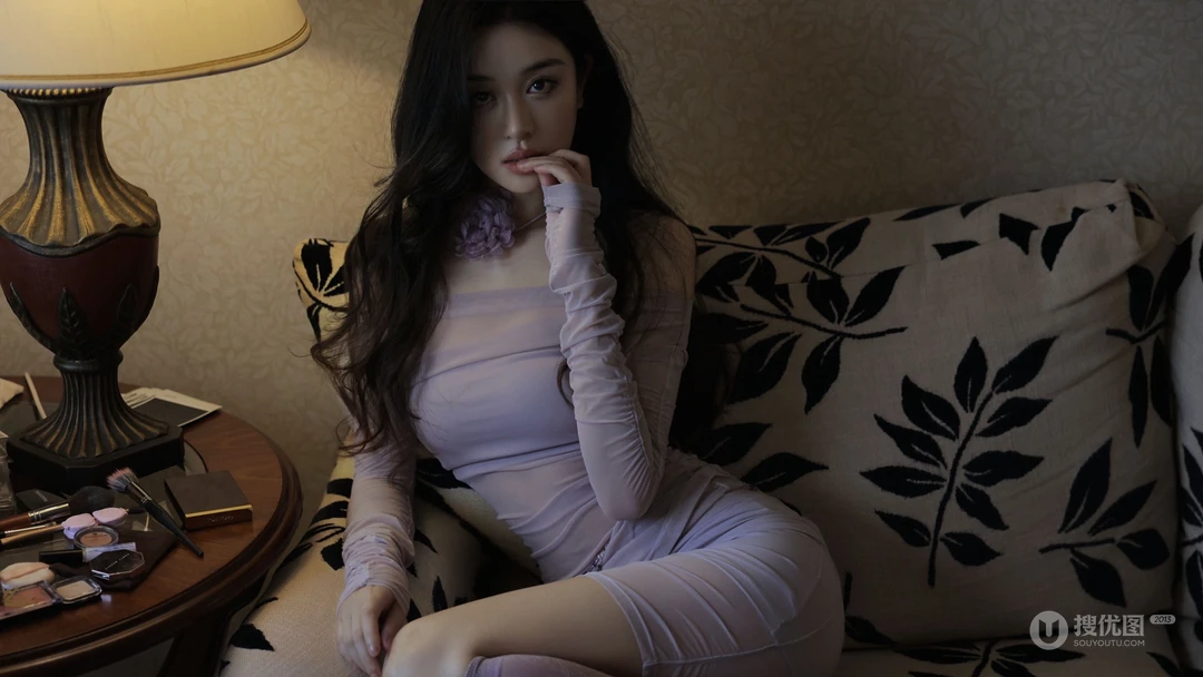 性感优雅气质长发美女小姐姐紫裙加丝袜穿搭私房沙发写真壁纸套图