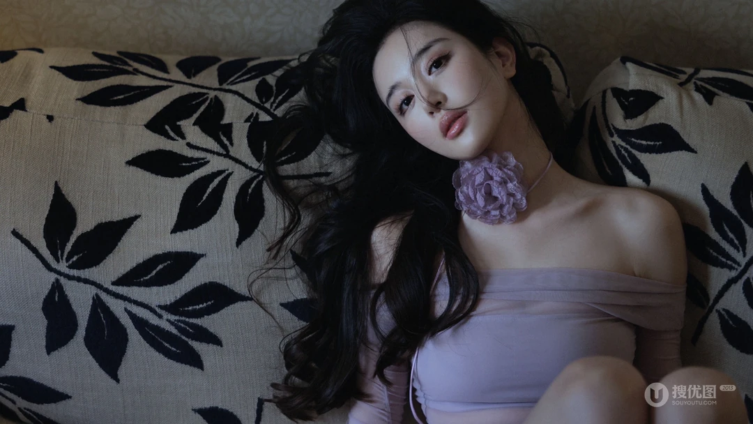 性感优雅气质长发美女小姐姐紫裙加丝袜穿搭私房沙发写真壁纸套图
