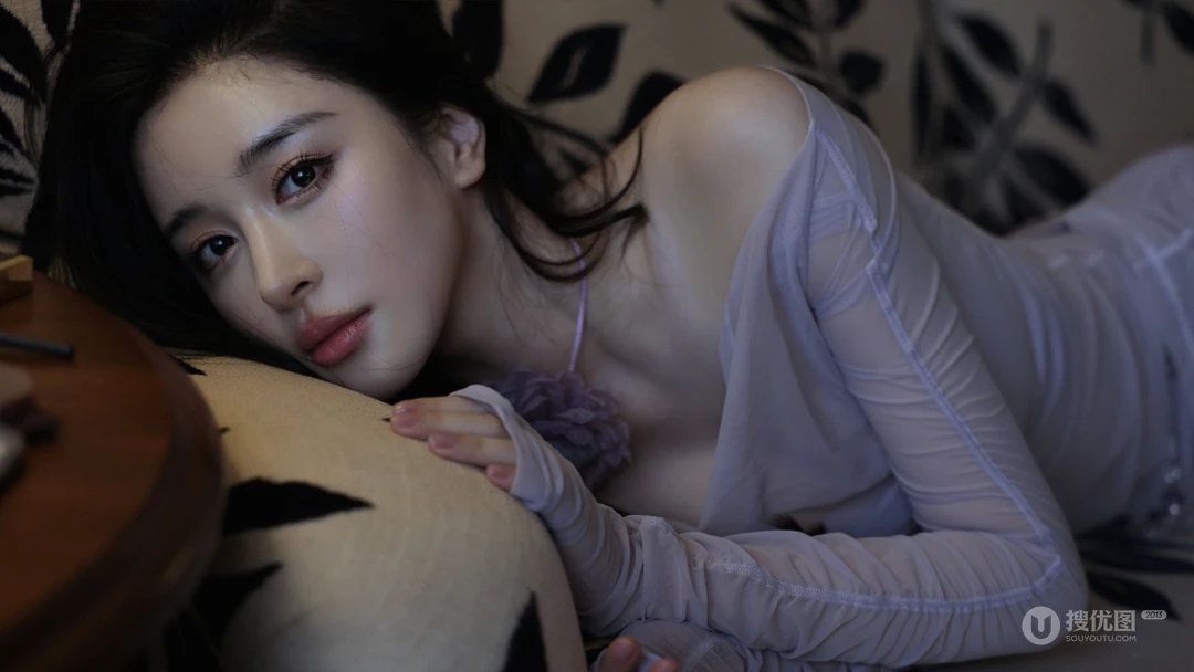 性感优雅气质长发美女小姐姐紫裙加丝袜穿搭私房沙发写真壁纸套图