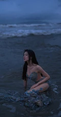 傍晚，寂静海边的美人鱼裙装女生气质魅惑户外人像摄影写真图片