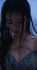 傍晚，寂静海边的美人鱼裙装女生气质魅惑户外人像摄影写真图片