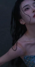 傍晚，寂静海边的美人鱼裙装女生气质魅惑户外人像摄影写真图片