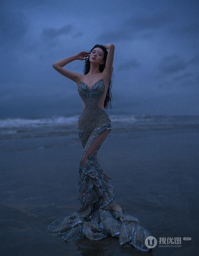 傍晚，寂静海边的美人鱼裙装女生气质魅惑户外人像摄影写真图片