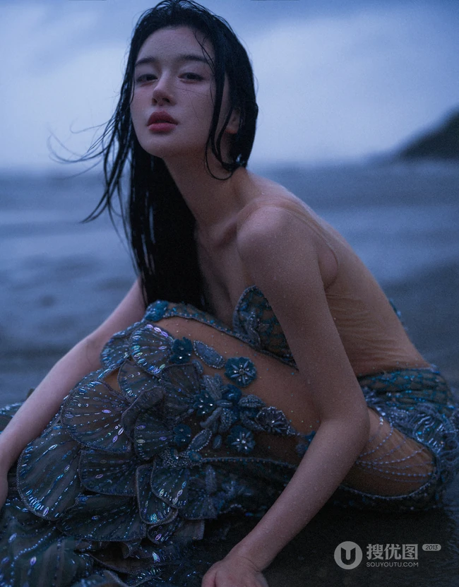 傍晚，寂静海边的美人鱼裙装女生气质魅惑户外人像摄影写真图片