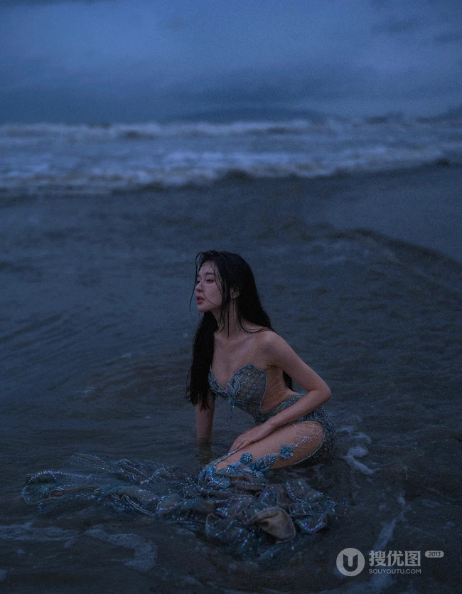 傍晚，寂静海边的美人鱼裙装女生气质魅惑户外人像摄影写真图片