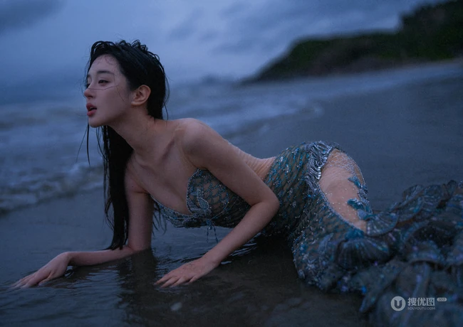 傍晚，寂静海边的美人鱼裙装女生气质魅惑户外人像摄影写真图片