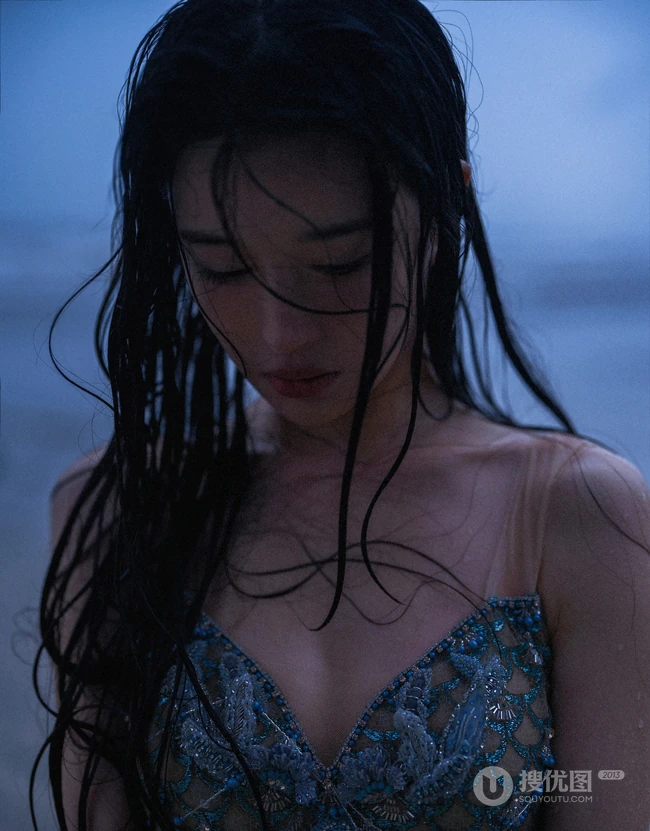 傍晚，寂静海边的美人鱼裙装女生气质魅惑户外人像摄影写真图片