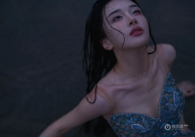傍晚，寂静海边的美人鱼裙装女生气质魅惑户外人像摄影写真图片