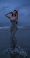 傍晚，寂静海边的美人鱼裙装女生气质魅惑户外人像摄影写真图片