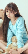 小熊和我谁更可爱，甜美可人的漂亮蓝衣小姐姐和她的玩偶熊居家合拍写真图集