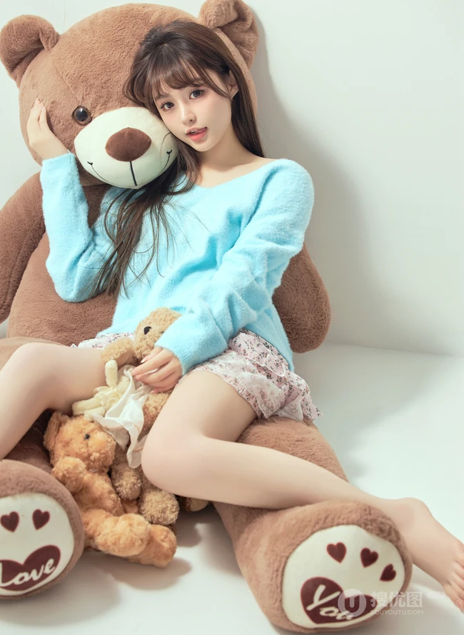 小熊和我谁更可爱，甜美可人的漂亮蓝衣小姐姐和她的玩偶熊居家合拍写真图集
