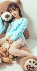 小熊和我谁更可爱，甜美可人的漂亮蓝衣小姐姐和她的玩偶熊居家合拍写真图集