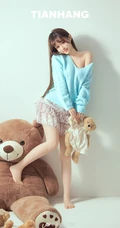 小熊和我谁更可爱，甜美可人的漂亮蓝衣小姐姐和她的玩偶熊居家合拍写真图集