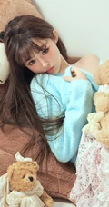 小熊和我谁更可爱，甜美可人的漂亮蓝衣小姐姐和她的玩偶熊居家合拍写真图集