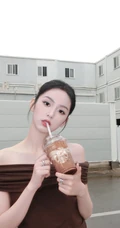 周也小可爱，穿着抹肩咖色T恤加牛仔裤穿搭马路美拍照片