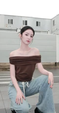 周也小可爱，穿着抹肩咖色T恤加牛仔裤穿搭马路美拍照片
