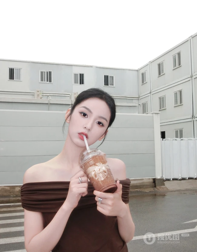 周也小可爱，穿着抹肩咖色T恤加牛仔裤穿搭马路美拍照片