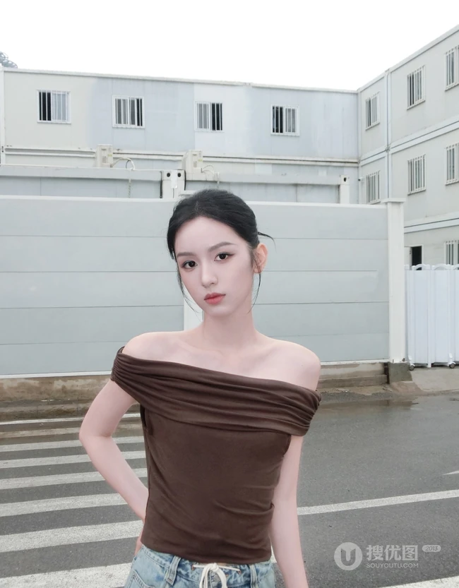 周也小可爱，穿着抹肩咖色T恤加牛仔裤穿搭马路美拍照片