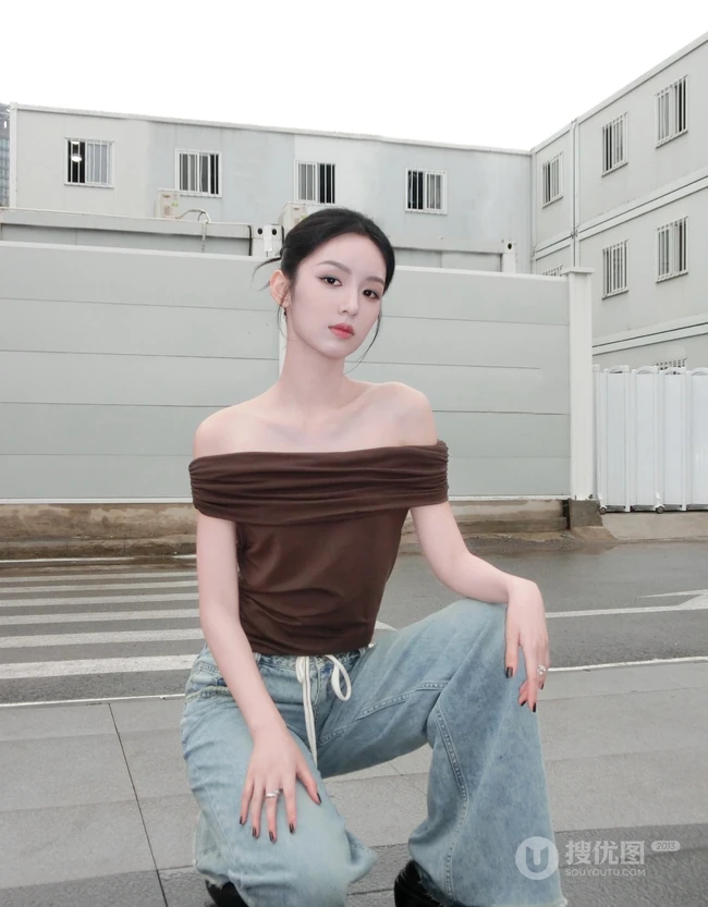 周也小可爱，穿着抹肩咖色T恤加牛仔裤穿搭马路美拍照片