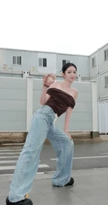 周也小可爱，穿着抹肩咖色T恤加牛仔裤穿搭马路美拍照片