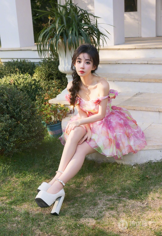 冯提莫礼裙蓬蓬小花短裙加麻花辫超美户外写真图片