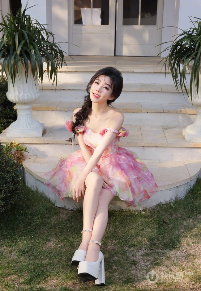 冯提莫礼裙蓬蓬小花短裙加麻花辫超美户外写真图片
