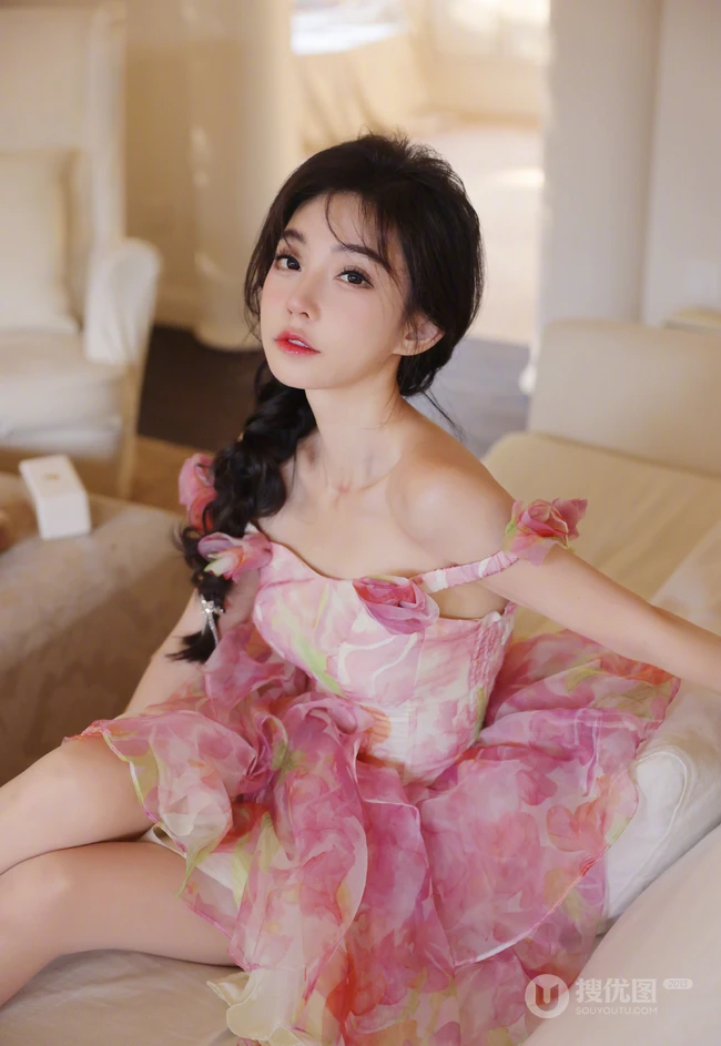 冯提莫礼裙蓬蓬小花短裙加麻花辫超美户外写真图片
