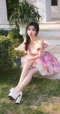 冯提莫礼裙蓬蓬小花短裙加麻花辫超美户外写真图片