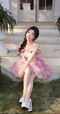 冯提莫礼裙蓬蓬小花短裙加麻花辫超美户外写真图片