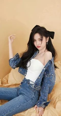 吴宣仪紧身牛仔套装着身宛如傲娇小野猫高清室内写真套图