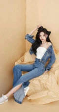 吴宣仪紧身牛仔套装着身宛如傲娇小野猫高清室内写真套图