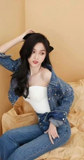 吴宣仪紧身牛仔套装着身宛如傲娇小野猫高清室内写真套图