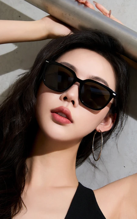 戴墨镜的美女小姐姐高清手机壁纸图片
