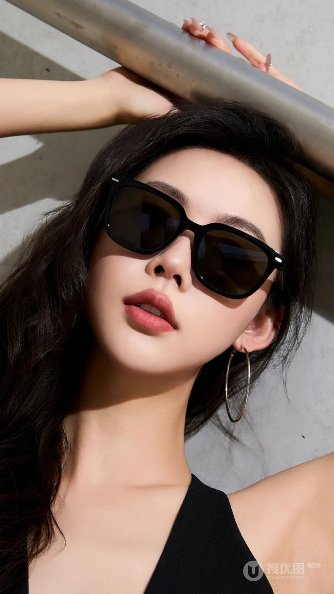 戴墨镜的美女小姐姐高清手机壁纸图片
