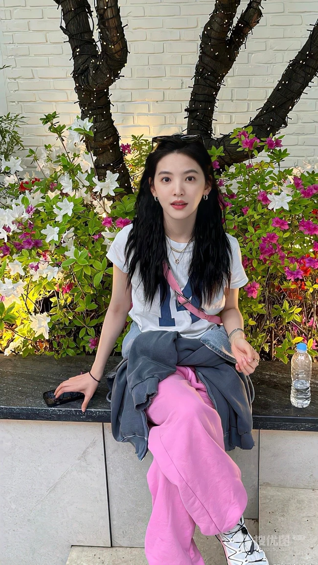 章若楠生活照手机壁纸图片，天天开心，天天不一样的章若楠美照图集
