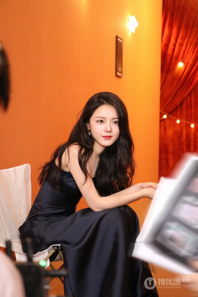 赵今麦紧身肩带礼裙长裙展现成熟美好看活动照片图集