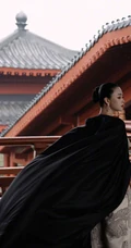 美丽翩然入画，蒋欣一袭国风穿搭游园写真登杂志图片