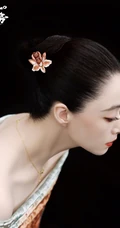 美丽翩然入画，蒋欣一袭国风穿搭游园写真登杂志图片
