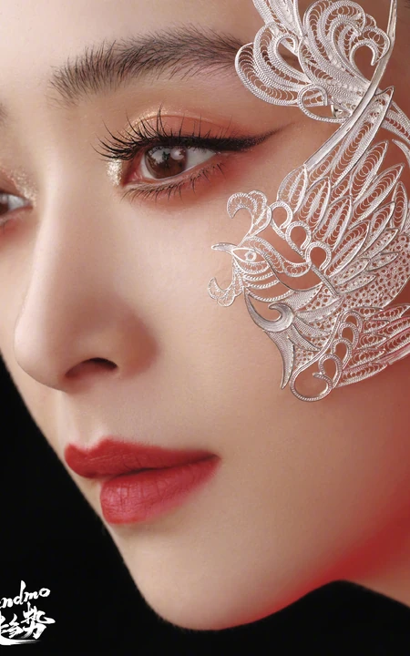 美丽翩然入画，蒋欣一袭国风穿搭游园写真登杂志图片