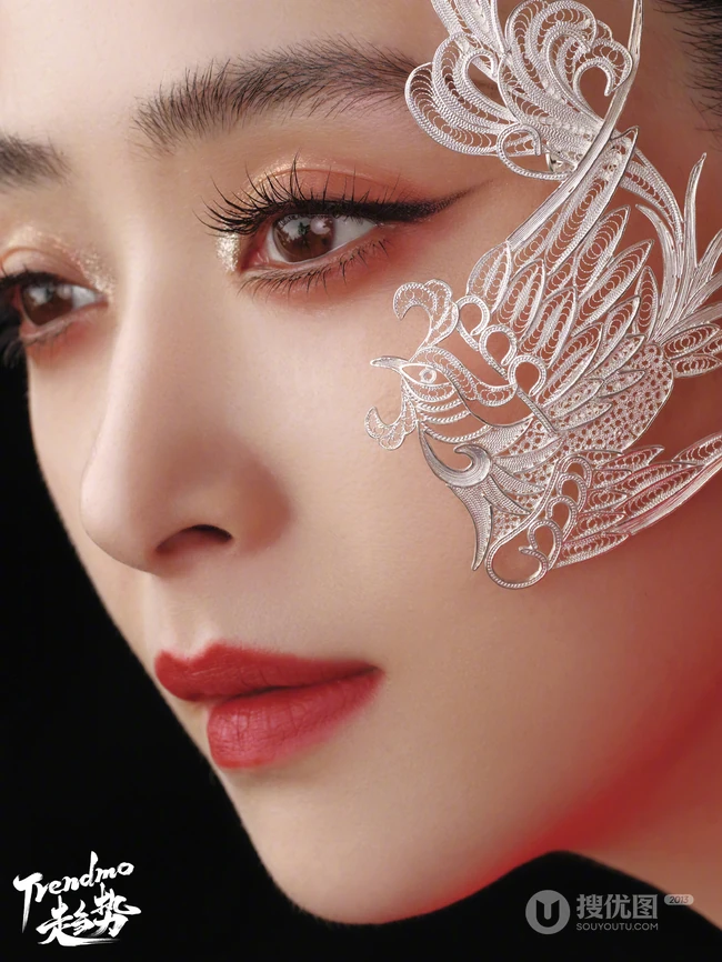 美丽翩然入画，蒋欣一袭国风穿搭游园写真登杂志图片