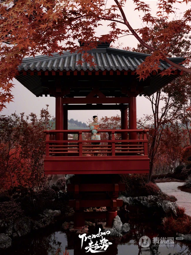 美丽翩然入画，蒋欣一袭国风穿搭游园写真登杂志图片