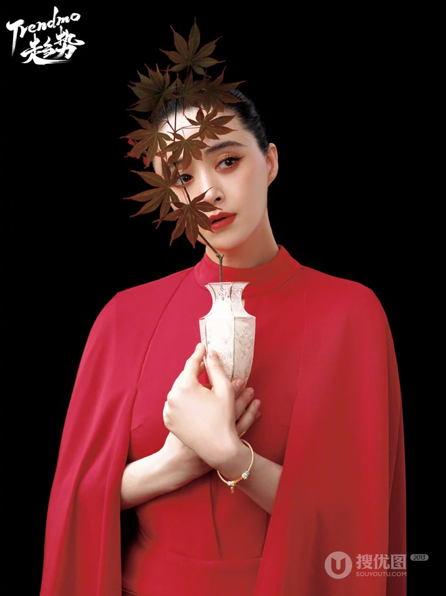 美丽翩然入画，蒋欣一袭国风穿搭游园写真登杂志图片