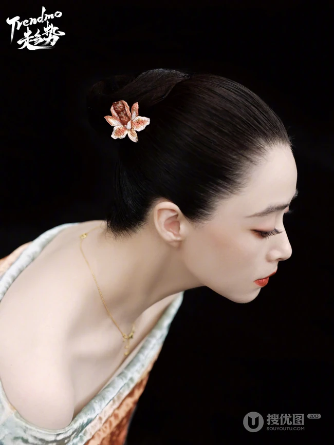 美丽翩然入画，蒋欣一袭国风穿搭游园写真登杂志图片