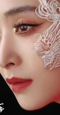 美丽翩然入画，蒋欣一袭国风穿搭游园写真登杂志图片
