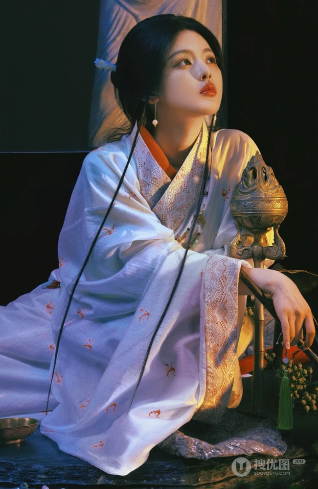 杨超越一袭魅力古装高清写真照，宛如上演一场后宫，宫廷凄然幽怨剧情