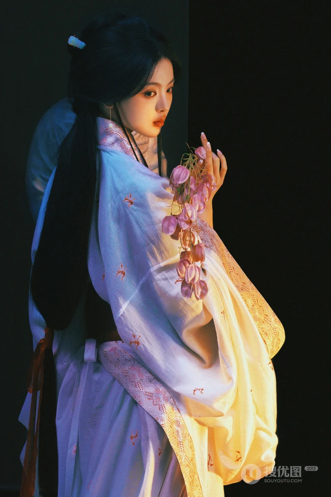 杨超越一袭魅力古装高清写真照，宛如上演一场后宫，宫廷凄然幽怨剧情