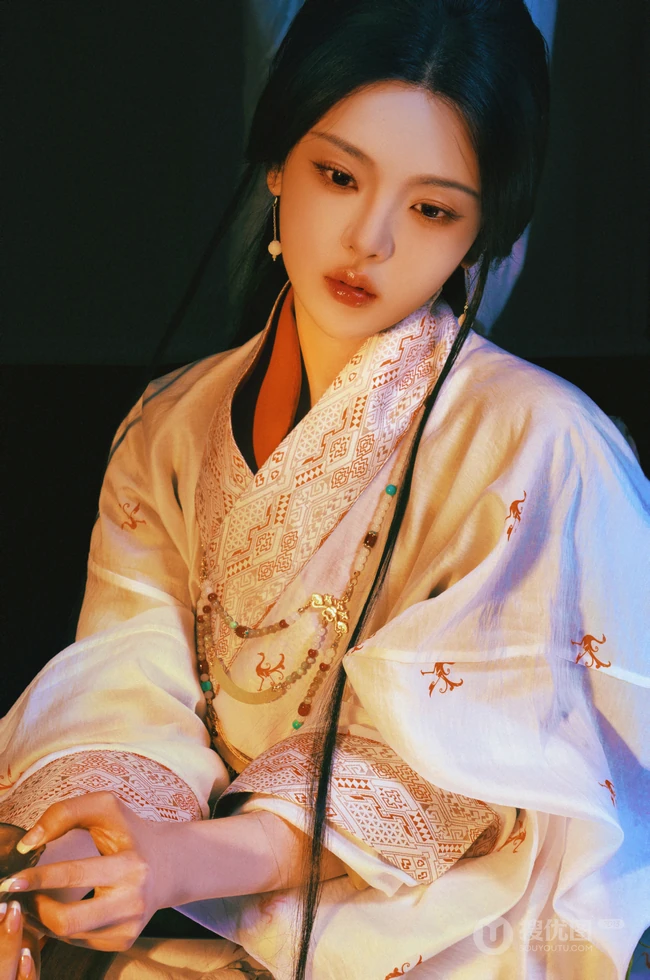 杨超越一袭魅力古装高清写真照，宛如上演一场后宫，宫廷凄然幽怨剧情