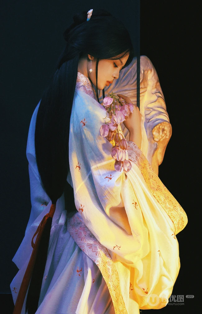 杨超越一袭魅力古装高清写真照，宛如上演一场后宫，宫廷凄然幽怨剧情